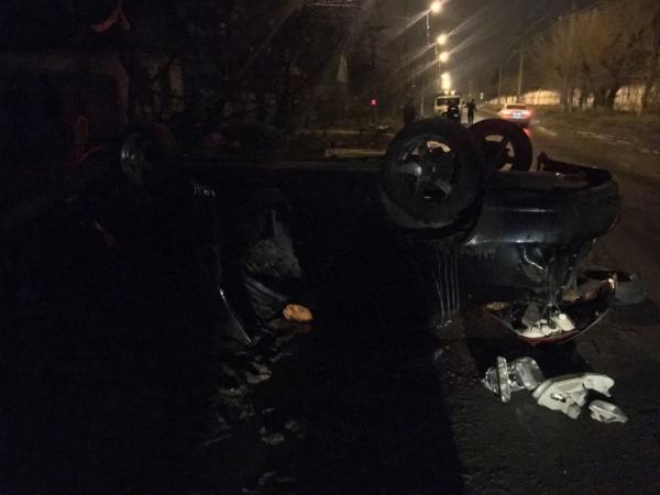 В Буденновске иномарка врезалась в столб и перевернулась